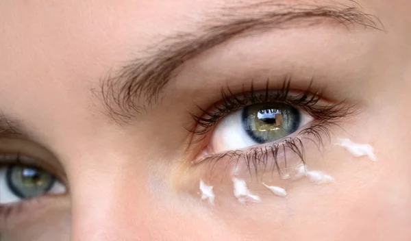 Γιατί δεν πρέπει ποτέ να παραλείπεις την κρέμα ματιών; Οι δερματολόγοι απαντούν