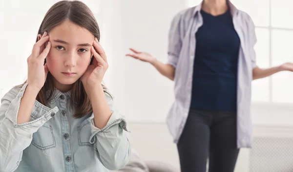 Οι συμπεριφορές των γονιών που θέλουν να "ελέγχουν" τη ζωή των παιδιών τους