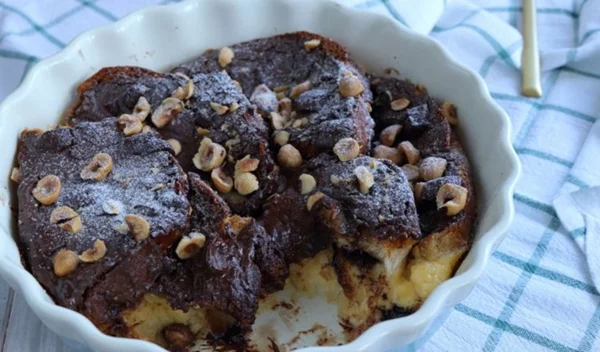 Το απόλυτο επιδόρπιο του Πάσχα: Σοκολατένιο γλυκό ταψιού με τσουρέκι