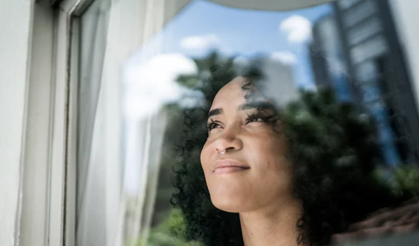 Η τοξική θετικότητα: Τι συμβαίνει όταν παλεύουμε να δείχνουμε μόνο τη θετική πλευρά;