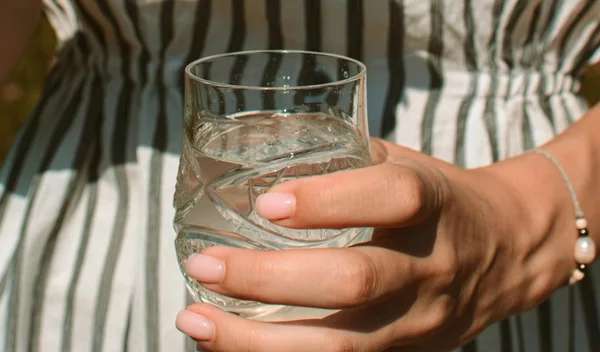 Τι είναι το water fasting; Μπορεί να βοηθήσει στην απώλεια κιλών;