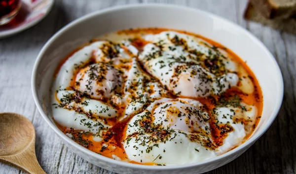 Αυγά ή γιαούρτι; Το μεγάλο debate – Ποιο είναι το πιο υγιεινό πρωινό;