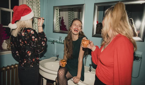 Μανικιούρ για ρεβεγιόν 2025: Η γήινη απόχρωση που ταιριάζει με όλα και θα λατρέψεις