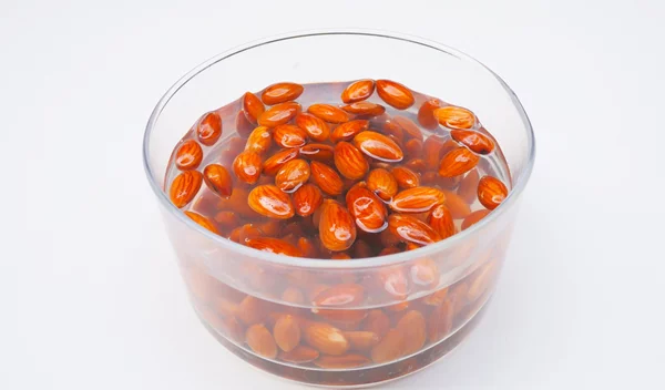 Γιατί πρέπει να μουλιάζεις τα αμύγδαλα στο νερό πριν τα φας;