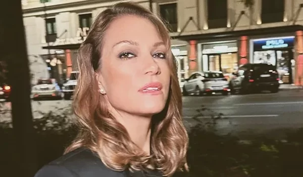 Η Βίκυ Καγιά με το χρώμα που ταιριάζει τέλεια σε κοντά νύχια