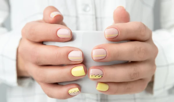 Haute Couture Nails: 5 μοναδικά βερνίκια νυχιών από τους μεγαλύτερους οίκους μόδας