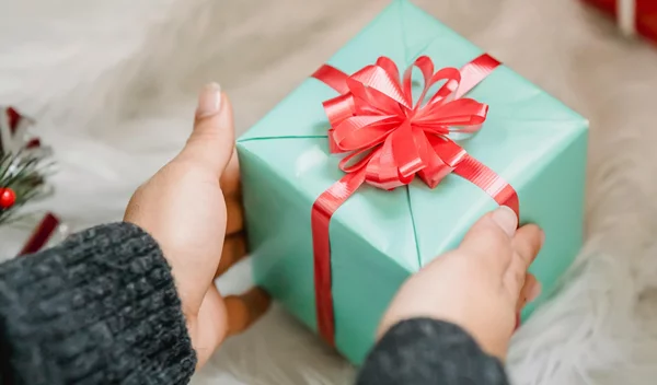 Τα χριστουγεννιάτικα δώρα που θα έκανε μια beauty editor στην καλύτερή της φίλη