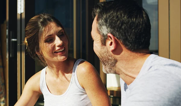 Το καθημερινό "κουσούρι" που σώζει τις σχέσεις - Σύμφωνα με νέα έρευνα