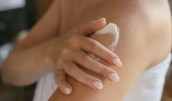 Σου αρέσει η μυρωδιά του ταλκ; Θα λατρέψεις αυτές τις (πολύ) οικονομικές πουδρένιες κρέμες σώματος