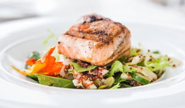 Το ψάρι είναι απαραίτητο: 5 ιδέες για ελαφριά γεύματα με σολομό