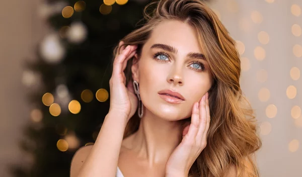 Η (έξυπνη) προσθήκη στο πρόσωπό σου που θα πάει το γιορτινό μακιγιάζ σε άλλο level