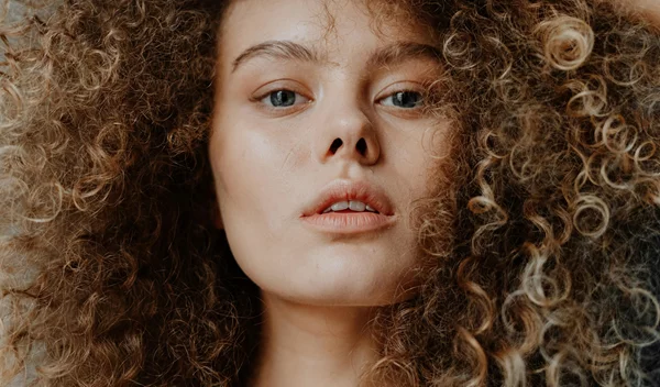 Φοβάσαι τη δράση της ρετινόλης; 3 εναλλακτικά συστατικά με αντιγηραντική δράση για θεϊκή επιδερμίδα