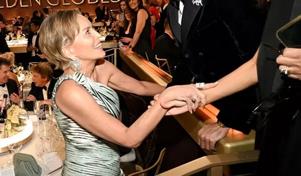 15 λεπτά την ημέρα αρκούν: Η άσκηση για σφιχτά μπράτσα που υιοθέτησε η Sharon Stone μετά τα 50