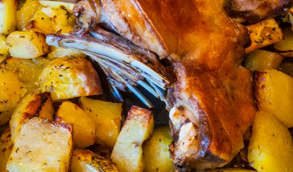 Πασχαλινό τραπέζι: Να προτιμήσεις αρνί ή κατσίκι;