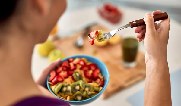 Τέσσερις συμβουλές για να βρεις ξανά το υγιές βάρος σου μετά τις διακοπές