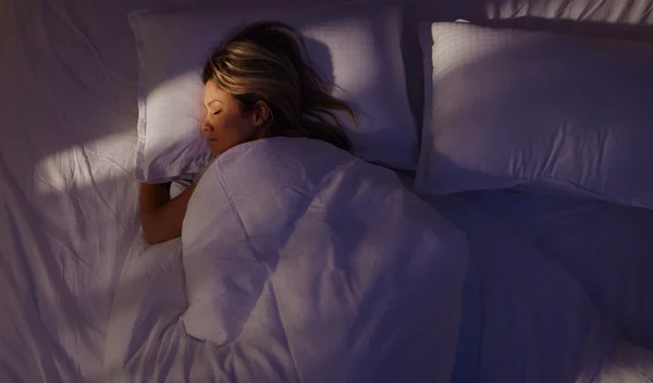 Ρυτίδες από τον ύπνο; Οι SOS συμβουλές για να αποφύγεις τον σχηματισμό τους