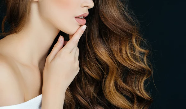 Τα 4 βήματα για να πετύχεις στο σπίτι το χτένισμα που θα σου έκαναν στο κομμωτήριο