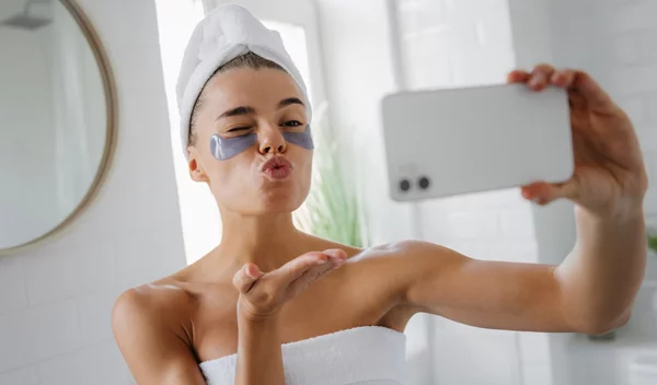 "Θαυματουργές" skincare συμβουλές του TikTok: Σωτήριες ή καταστροφικές;