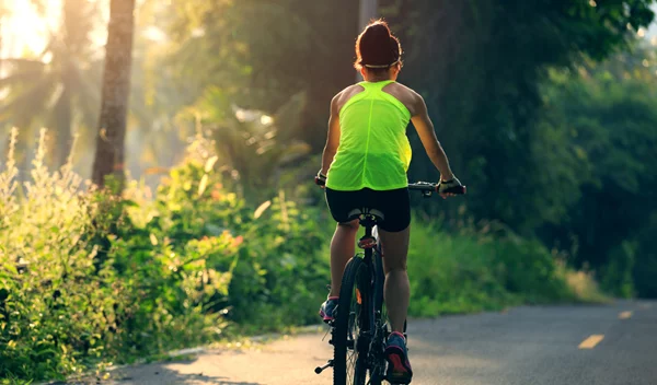 Άσκηση με ποδήλατο: Kάψε περισσότερο με τις συμβουλές της trainer