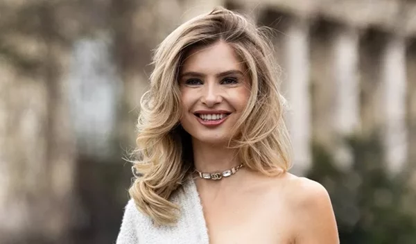 3 χτενίσματα που θα τον κάνουν να σε ερωτευτεί από την αρχή την Ημέρα του Αγίου Βαλεντίνου