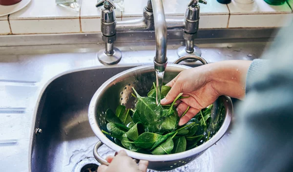 Πλύσιμο και ξεφλούδισμα δεν αρκούν: Πώς τα πλαστικά παγιδεύονται μέσα στα λαχανικά - Τι σημαίνει για την υγεία μας;