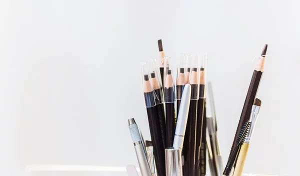 Γιατί τα μολύβια ματιών σκληραίνουν;