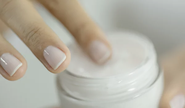 Οβάλ, τετράγωνα ή αμυγδαλωτά νύχια; Πώς θα διαλέξεις το ιδανικό σχήμα νυχιών για σένα