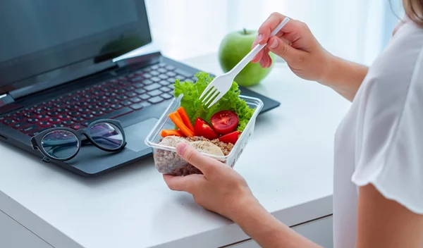 9 εύκολα και υγιεινά σνακ για το γραφείο