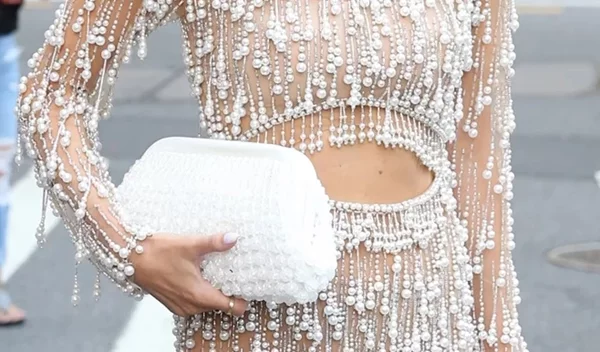 15 νυφικά μανικιούρ με στρας για τις καλύτερες φωτογραφίες με το δαχτυλίδι σου