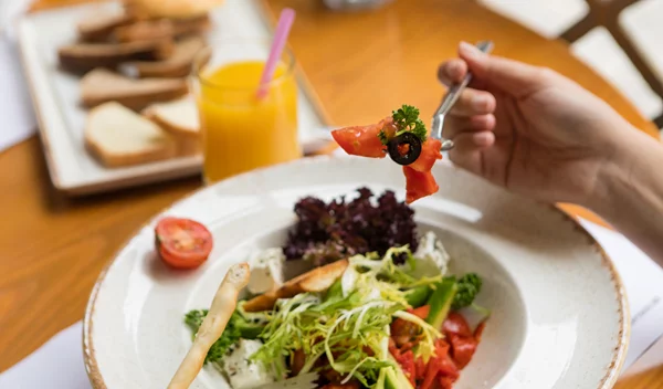 Υπάρχει γρήγορο αδυνάτισμα; Θα ξαναπάρω τα κιλά αν τα χάσω γρήγορα; Όσο λιγότερες θερμίδες τόσο μεγαλύτερη η απώλεια βάρους;