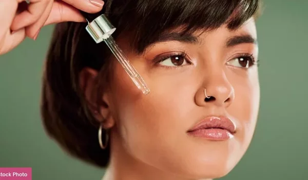 Οι 5 καλύτεροι οροί προσώπου με βιταμίνη C που θα βρεις στο φαρμακείο της γειτονιάς σου