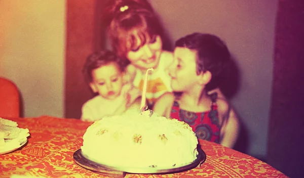 Από πότε αρχίζουμε κι έχουμε αναμνήσεις