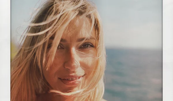 Ήλιος, αλάτι, χλώριο: Πώς θα σώσεις τα μαλλιά σου από τις φθορές του καλοκαιριού;