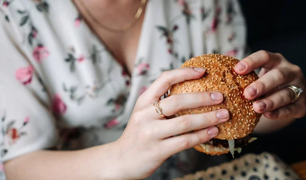 Tips για πιο αποτελεσματική διαχείριση της υπερφαγίας και του συναισθηματικού φαγητού