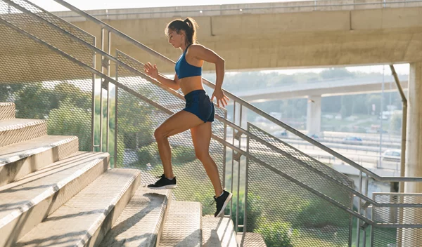 Πώς θα βελτιώσεις την προπόνηση των 10.000 βημάτων την ημέρα στα 50: Ασκήσεις, ανηφόρες και πλάγια βήματα