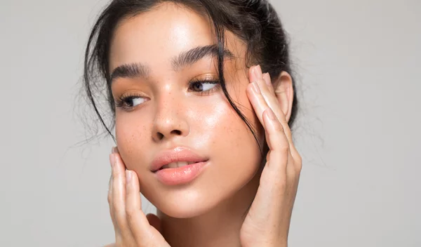 5 brow mascaras για πλούσια φρύδια που δεν κοστίζουν πάνω από 10 ευρώ