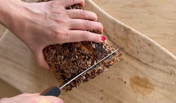 Συνταγή για ψωμί χωρίς γλουτένη φτιαγμένο με 1 υλικό!