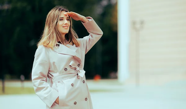 Τα looks που μπορείς να κάνεις με μια καμπαρντίνα την άνοιξη