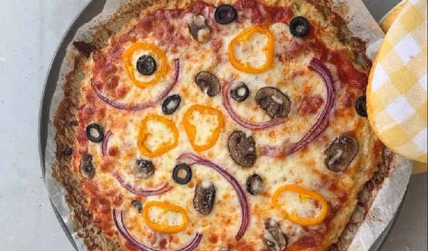 Πρωτεϊνική πίτσα με "ζύμη" φτιαγμένη από κοτόπουλο!