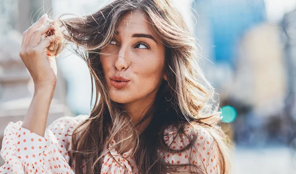 Η αθώα κίνηση που κάνεις καθημερινά και προκαλεί ψαλίδα στα μαλλιά σου