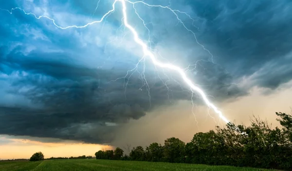 Κακοκαιρία EVA: Τι κάνουμε σε περίπτωση πλημμύρας ή κεραυνών