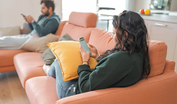 Γιατί νιώθουμε μόνοι στη σχέση μας;