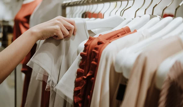 Τέσσερα στιλ φορέματος που είναι τάση τώρα