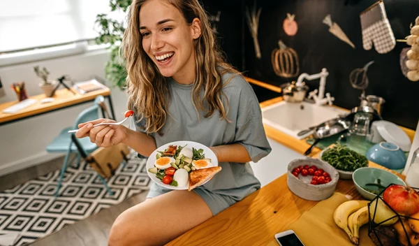 Το λάθος που κάνουμε μετά το φαγητό και φαίνεται να αυξάνει σημαντικά τον κίνδυνο Αλτσχάιμερ