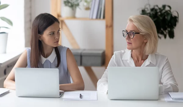 3 λόγοι για τους οποίους οι γυναίκες δεν βοηθούν άλλες γυναίκες