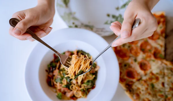 "Γιατί παχαίνω;": Οι 8 λόγοι που σήμερα παχαίνουμε πιο πολύ