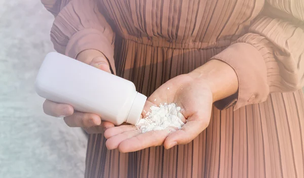 9 μυστικά ομορφιάς μόνο με ταλκ (στα μαλλιά, στις βλεφαρίδες, ακόμα και σε μάσκα!)