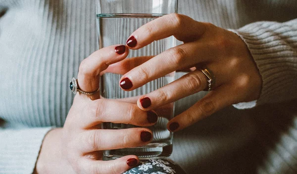 Τι συμβαίνει στο σώμα σου αν πίνεις υπερβολικά πολύ νερό;