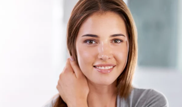 Σε ταλαιπωρεί η ακμή; Μάθε γιατί όλο το TikTok πλένει το πρόσωπό του με... σαμπουάν