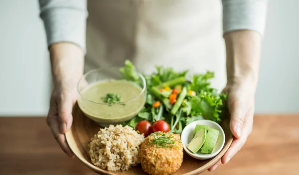 Αυτές είναι οι 12 απαραίτητες βιταμίνες και οι καλύτερες πηγές τους